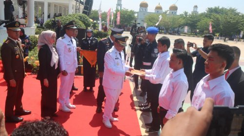 Bupati Rohil, H.Bistamam menyerahkan remisi kepada WBP yang dinyatakan bebas (foto/Afrizal)
