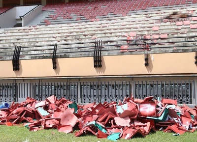 Kursi penonton rusak saat laga PSPS Riau menjamu PSMS Medan di Stadion Utama (foto/int)