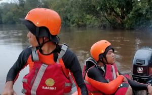 Tim SAR saat mencari korban tenggelam di Sungai Siak kemarin (foto/int)