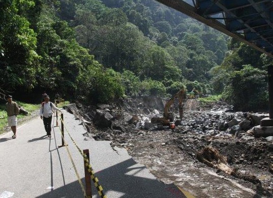 Jalan putus di Lembah Anai, Tanah Datar, Sumatera Barat (Sumbar).