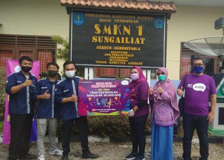 Territory Sales Manager XL Axiata area Pangkalpinang, Rosmala menyerahkan simbolis hadiah kepada Kepala Sekolah SMK Negeri I Sungailiat, Harsiah, S.Pd. sebagai pemenang Kompetisi Video “AXIS Serunya Budayaku” - SMK Asal Bangka Menangi Hadiah Rp 50 Juta. 