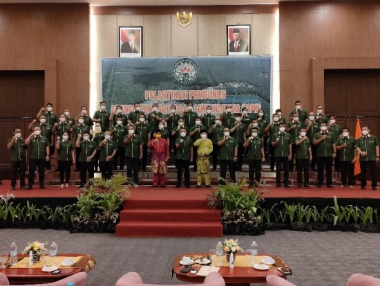 Pengurus GAPKI Cabang Riau foto bersama Wagubri usai pelantikan, Jumat (26/3/2021).