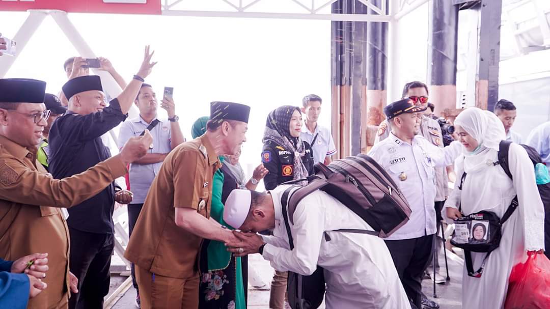 Bupati Afrizal Sintong sambut kepulangan jemaah haji asal Rohil di Pelabuhan Roro Sri Bandar Sri Junjungan, Jalan TPI Pangkalan Sesai, Dumai (foto/afrizal)