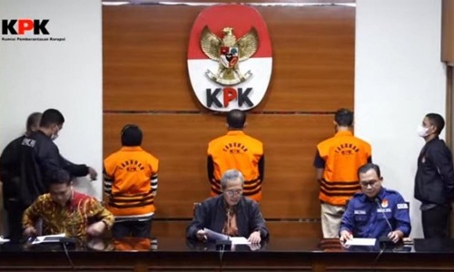 KPK resmi menahan Bupati Meranti M Adil, Kepala BPKAD Meranti dan Aurditor BPK Riau dalam kasus suap.(foto: detikcom)