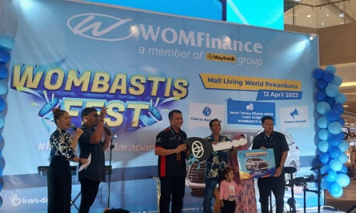 Penyerahan hadiah undian mobil dari WOMBASTIS 2022 di Mal Living World Pekanbaru.(foto: rinai/halloriau.com)