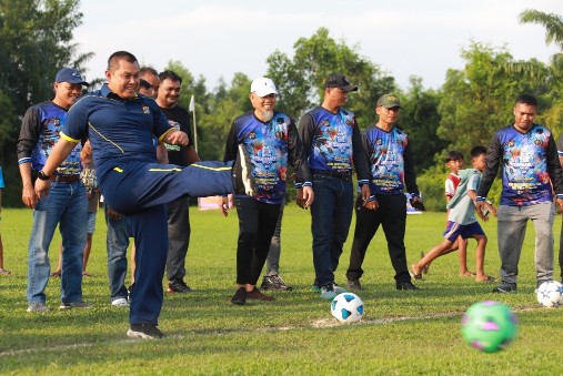 Wako Dumai, Paisal dan Kapolres Dumai AKBP Dhovan Oktavianton melakukan tendangan pertama (foto/bambang)