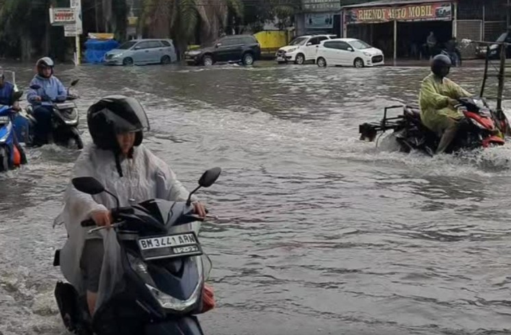 Ilustrasi jalanan di Kota Pekanbaru rawan banjir sehabis hujan lebat (foto/int)