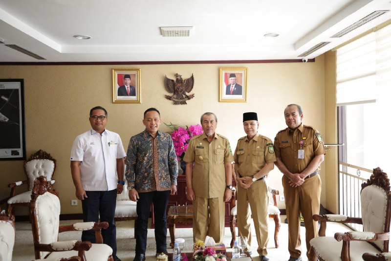 Dirut PTPN V, Jatmiko Santosa bertemu Gubernur Riau, Syamsuar (foto/int)