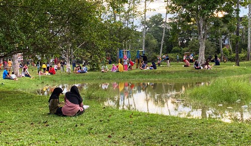 Taman Unri ramai dikunjungi warga.(foto: alvi/halloriau.com)