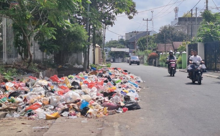 Tumpukan sampah di Jalan Senapelan, Pekanbaru meluber hingga ke badan jalan (foto/riki)