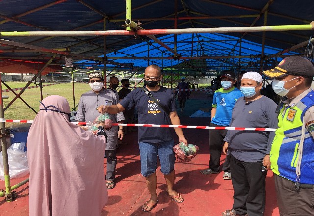 Ketua Umum IMRA RAPP, Zulkifli menyaksikan penyerahan daging kurban di mesjid Town Site 2 Riau Kompleks.