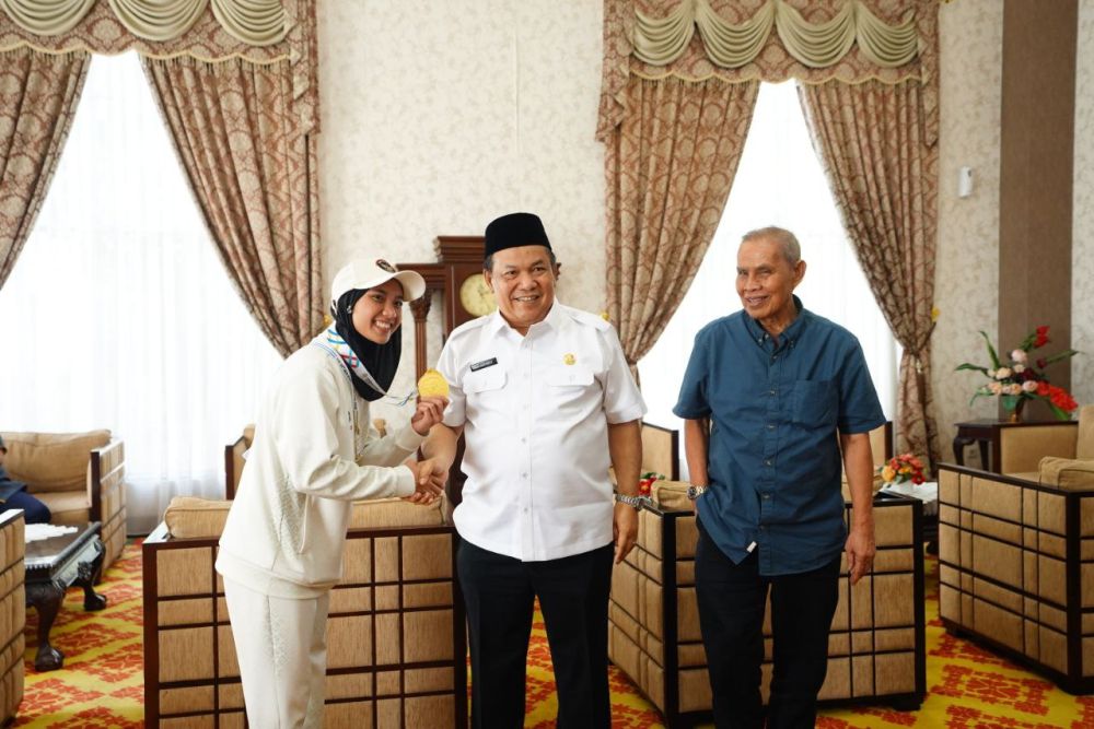 Pulang bawa emas SEA Games, Puja Lestari disambut Plt Gubri SF Hariyanto di Pekanbaru (foto/MCR)