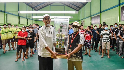 Walikota Dumai Paisal menyerahkan piala bergilir Kejuaraan Invitasi Badminton tingkat Kota Dumai.