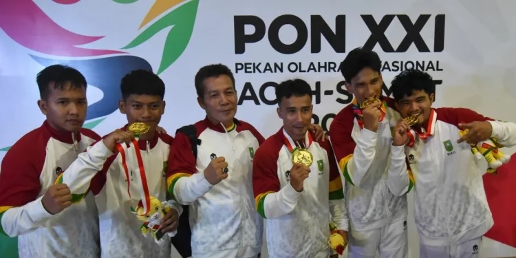 Pelatih Senam Riau, Ahmad Marcos bersama para atlet senam andalan Riau di PON XXI Aceh-Sumut 2024.(foto: int)