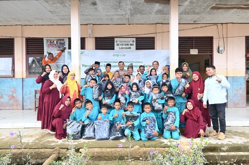 Teks foto:

Badan Dakwah Islam (BDI) EMP Bentu Limited menyerahkan bantuan perlengkapan sekolah kepada siswa SD 004 Langgam yang terletak di Dusun Muara Sako, Jumat (21/2). SDN 004 Langgam terletak di aliran Sungai Kampar dan kerap tergenang banjir saat musim hujan. (Foto: Istimewa)