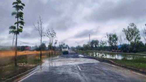 Genangan air muncul di Jalan Sultan Syarif Hasim Pangkalan Kerinci Kabupaten Pelalawan akibat hujan lebat. (Foto: Tribun Pekanbaru)