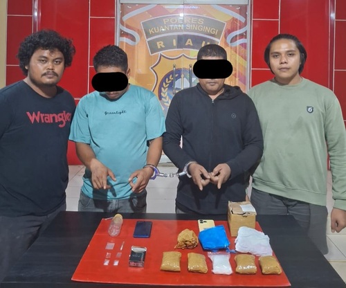 Dua pengedar narkoba yang berhasil ditangkap Polres Kuansing. (Foto: Ultra Sandi)