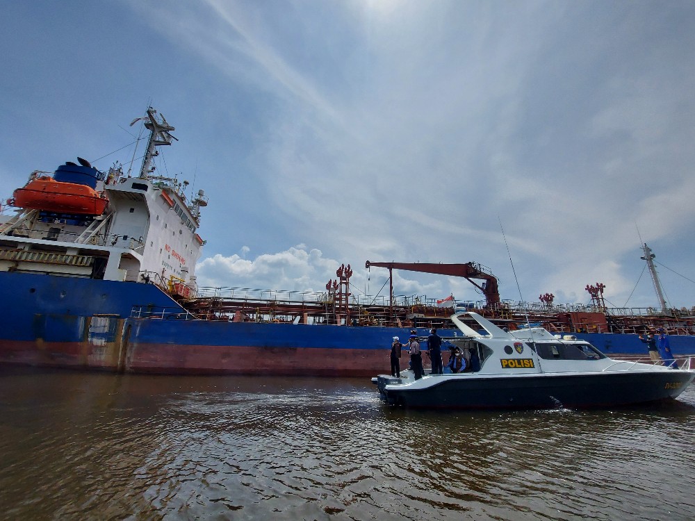 Satgas Covid-19 Kota Dumai memantau kapal berbendera India yang berada di Zona Karantina