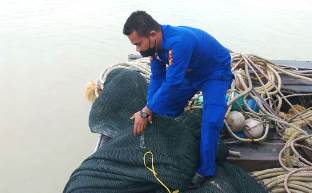 Petugas Satpol Airud mengamankan alat trawl yang digunakan kapal pencuri ikan di perairan Rohil.