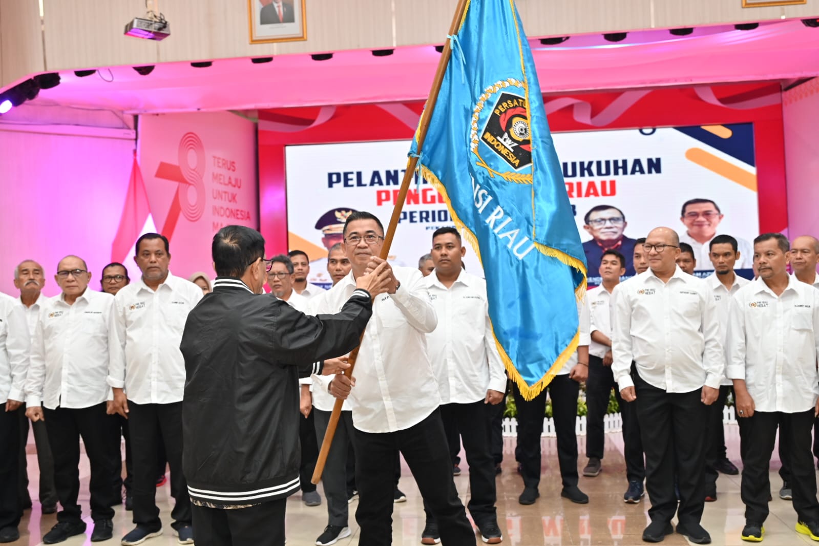 Ketua PWI Riau Raja Isyam Azwar secara resmi menerima bendera pataka dari Ketua Umum PWI Pusat, Hendry Ch Bangun (foto/naldi)