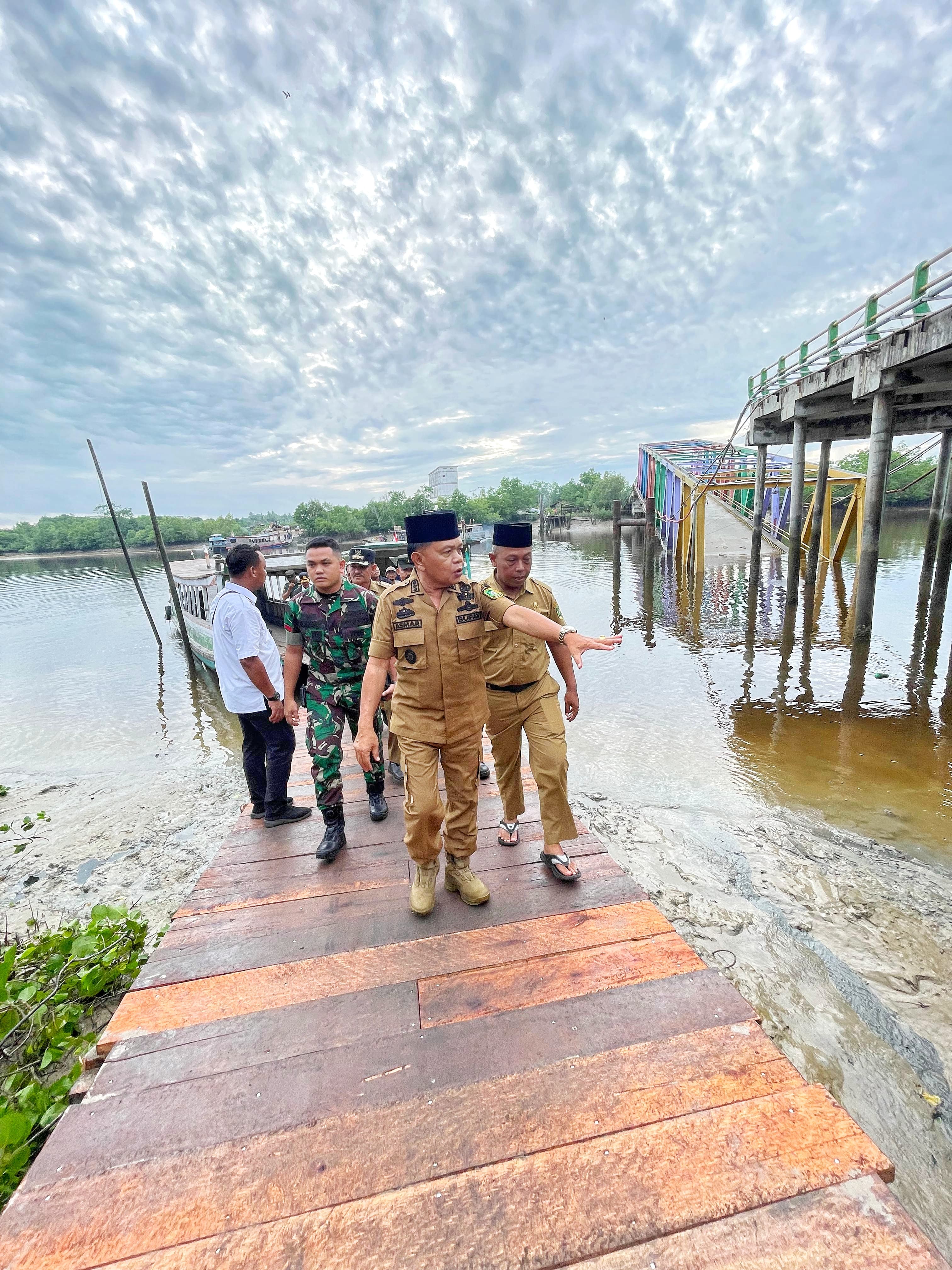 Plt Bupati Asmar saat meresmikan penggunaan Pelabuhan penyeberangan kempang Alai-Gogok di Sungai Perumbi.