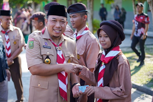 Wakil Bupati Siak Husni Merza menyerahkan secara langsung KTP Elektronik secara simbolis kepada siswa SMAN 1 Siak (foto/diana)