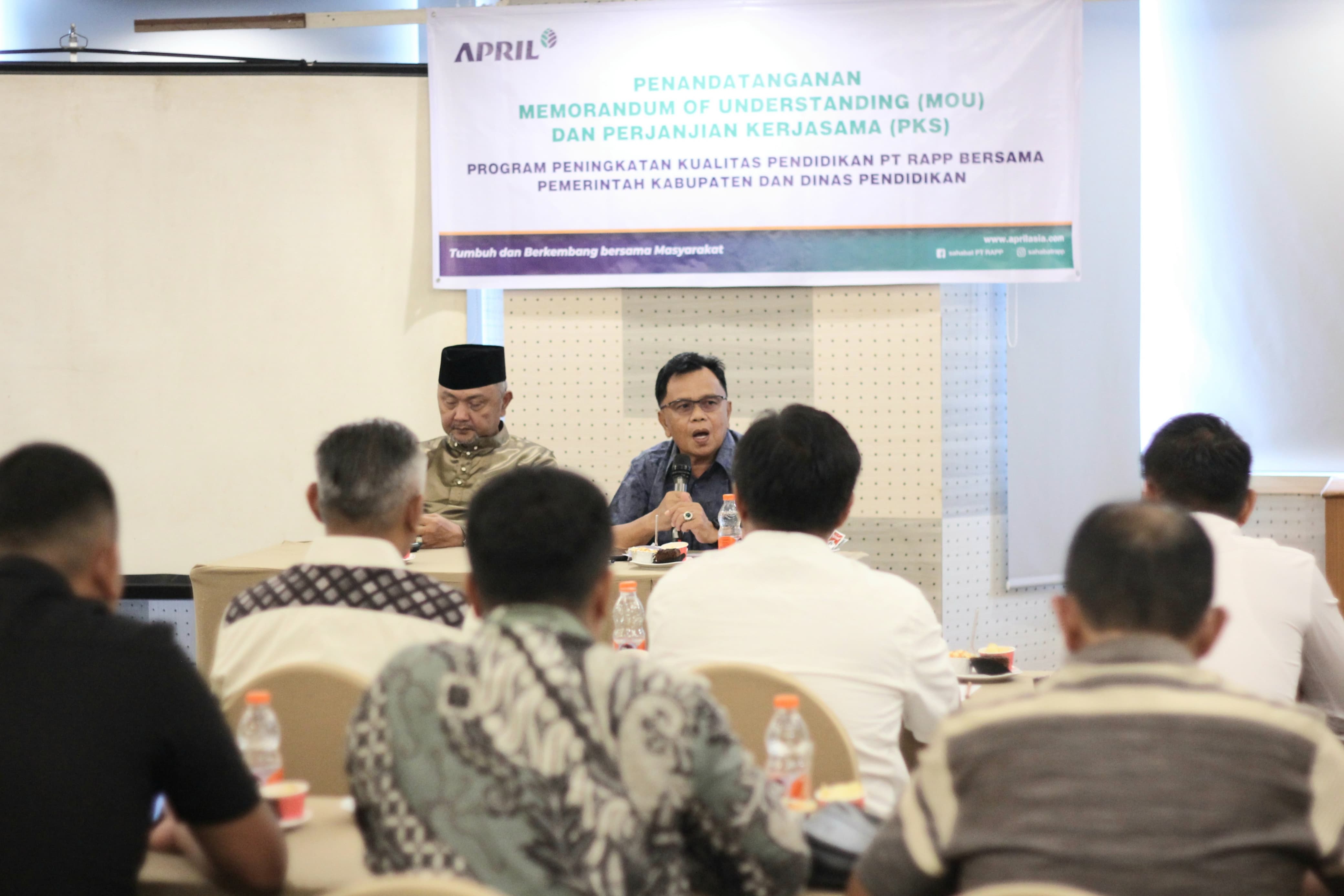 Bupati dan GM SHR PT RAPP saat kegiatan MoU untuk Program School Improvement