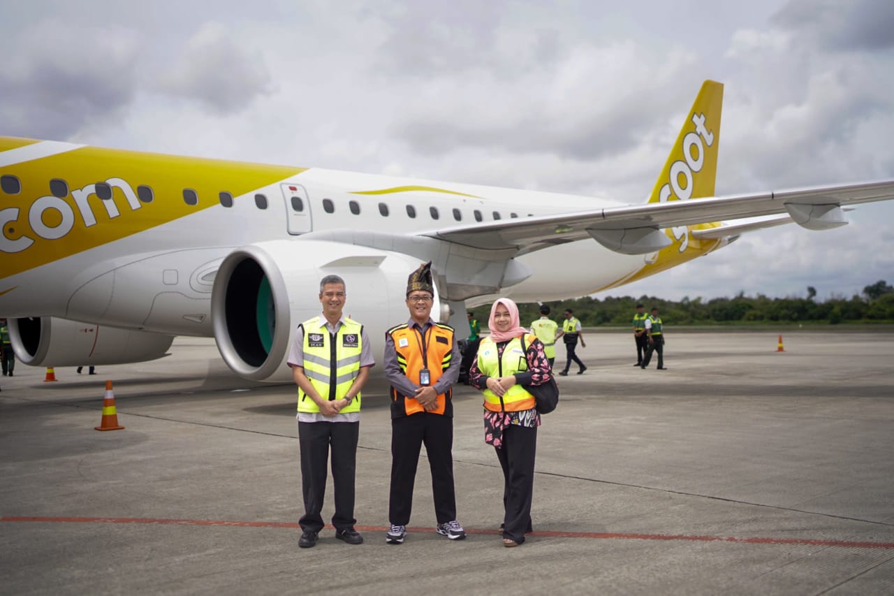 Penyambutan kedatangan pesawat Embraer E190-02 milik Scoot Airlines di Bandara SSK II Pekanbaru (foto/yuni)