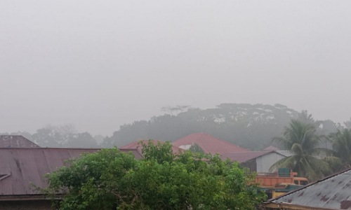 Kondisi kabut asap cukup pekat selimuti Kota Pekanbaru, Minggu pagi tadi.(foto: dok/halloriau.com)