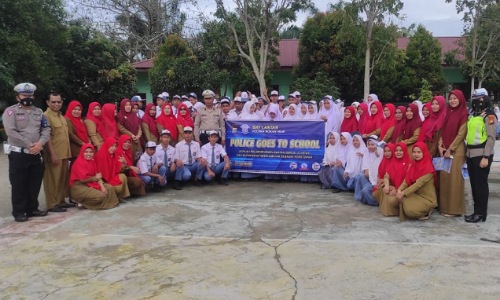 Satlantas Polres Rohil bersama sejumlah siswa dan guru SMAN 2 Tanah Putih.(foto: istimewa)