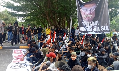 Aksi massa AMPR di depan DPRD Riau menuntut Dirut PT PHR dicopot pasca tewasnya 11 pekerja di WK Rokan.(foto: rinai/halloriau.com)