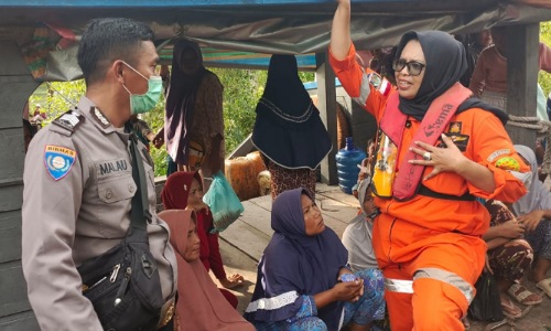 Tim gabungan terus melakukan pencarian terhadap korban diduga diserang buaya Sungai Senepis Kecamatan Sungai Sembilan Kota Dumai.(foto: bambang/halloriau.com)