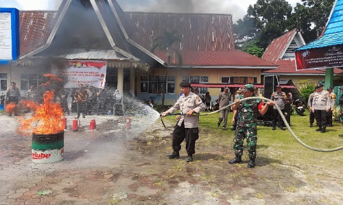 Kegiatan simulasi pemadaman kebakaran Pemilu 2024 di Kandis.(foto: istimewa)