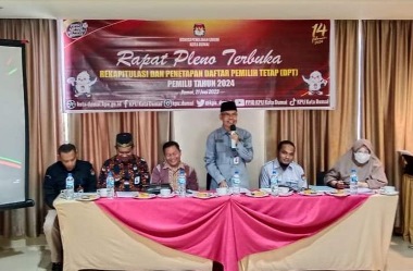 Ketua KPU Dumai Darwis membuka Pleno Penetapan DPT Kota Dumai yang digelar di Hotel The Zuri Dumai (foto/bambang)