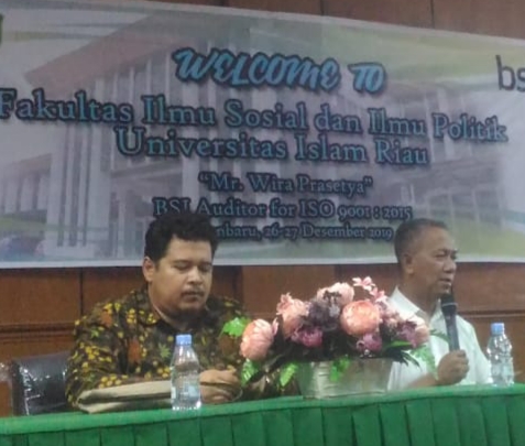 Rektor UIR Prof. Syafrinaldi dan Dekan FISIPOL Dr. Moris Addidi Yogia