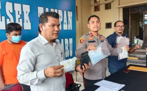 Polisi menunjukkan barang bukti dan tersangka dengan barang bukti 1.352 ekstasi (foto/bayu)