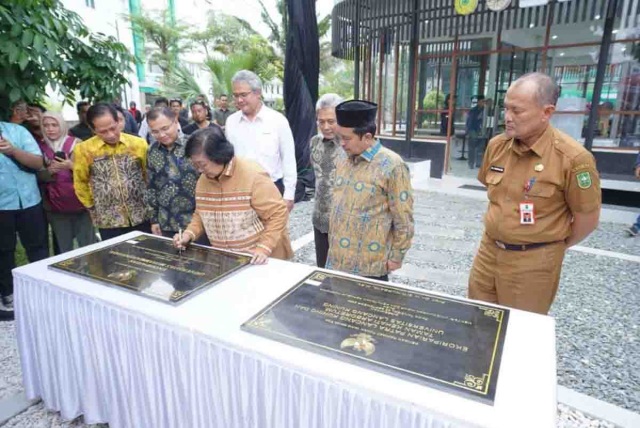 Menteri LHK, Siti Nurbaya dan Plh Sekdaprov Riau, Taufik OH.(foto: int)