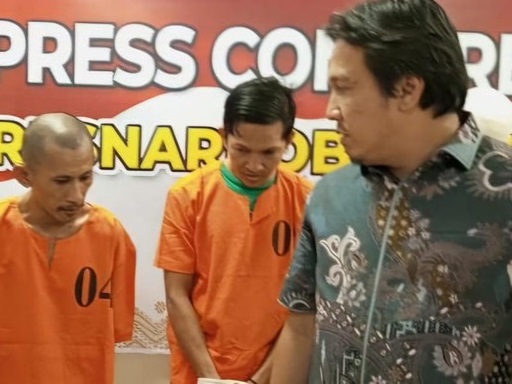 Direktur Narkoba Polda Riau Kombes Manang Soebeti saat menunjukkan pelaku.