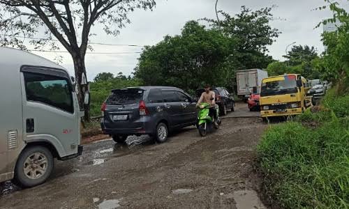 Jalan Parit Indah Pekanbaru masih belum diperbaiki meski sudah mengancam nyawa pengendara yang melintas.(foto: dok/halloriau.com)