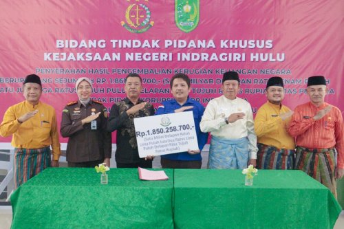 Kejari Inhu serahkan pengembalian kerugian negara.(foto: istimewa)