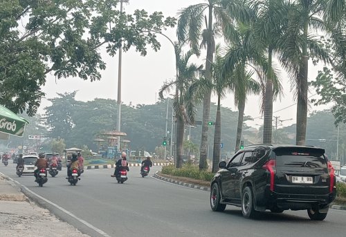 Kabut asap pekat kembali selimuti Kota Pekanbaru, Kamis sore.(foto: mimi/halloriau.com)