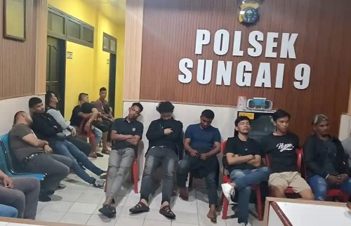 Puluhan PMI ilegal berhasil diselamatkan saat akan berangkat ke Malaysia lewat Sungai Sembilan, Dumai.(foto: pekanbaru.tribunnews.com)