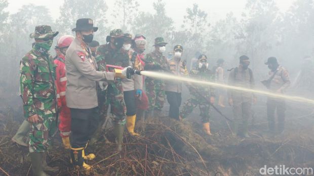 Kapolda Riau, Irjen Pol M Iqbal turun melakukan pendinginan di lokasi Karhutla Dumai-Bengkalis.(foto: detik.com)