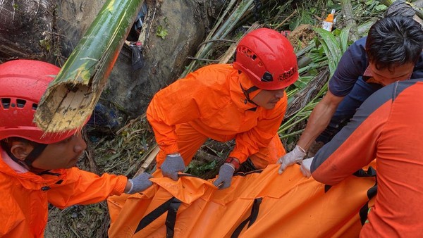 Tim SAR evakuasi korban jiwa bencana alam di Sumut (foto/detik)