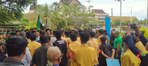 Puluhan mahasiswa yang tergabung dalam Cipayung Plus Kabupaten Inhil mendatangi kantor Bupati Inhil untuk menuntut keadilan, (Foto: Ayendra)