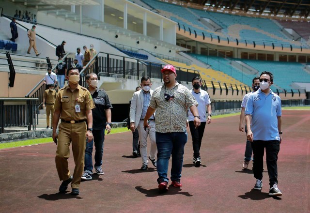 Kadispora Riau Boby Rachmat bersama Presiden PSPS Riau saat meninjau Stadion Utama Riau beberapa waktu lalu