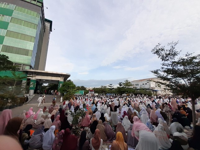 Ratusan jamaah Salat Id di Kampus Universitas Muhammadiyah Riau (foto/naldi-halloriau)