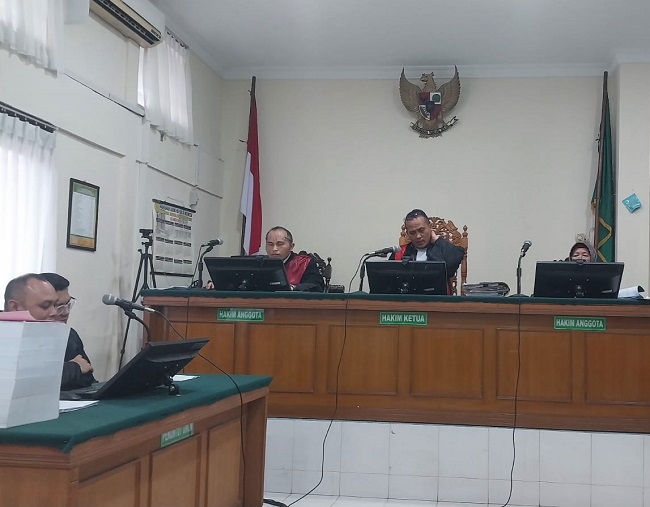 Sidang ditunda.