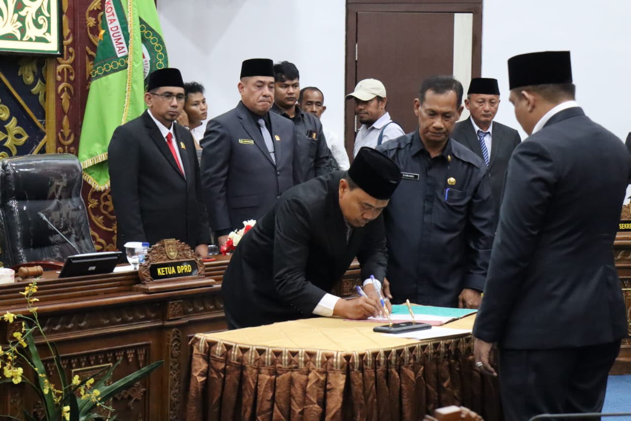 Ketua DPRD Dumai, Agus Miswandi teken SK PAW Anggota DPRD Dumai Periode 2024-2029 (foto/bambang)