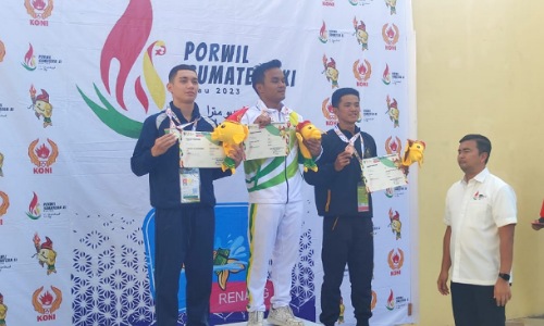 Salah satu atlet Riau dari cabor renang meraih medali emas di Porwil Sumatera XI 2023.(foto: rahmat/halloriau.com)